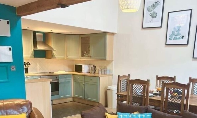 Burton on Trent Apartment | Spacious Homey Flat in Trent with FREE Parking