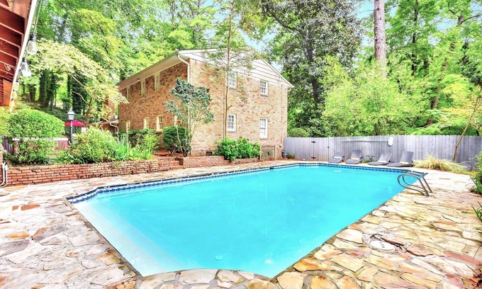 East Point House | Spacious Home HotTub BBQ SUMMER Pool-Close To Airport&Downtown & MonthlyDiscount