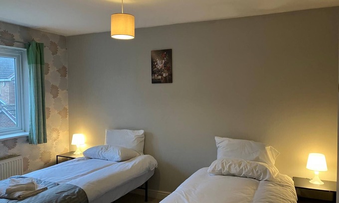 Walsall House | Spacious Home in Walsall with Parking & Garden