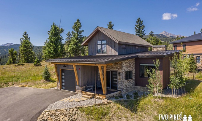 Antler Ridge House | Spacious Home! Stunning Mountain Views! Private Deck, Grill, Hot Tub, 7Min Drive