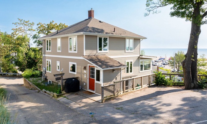 Grand Haven House | Spacious Home w/Stunning Views of Lake Michigan