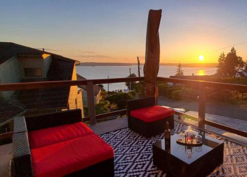 Northeast Tacoma House | Spacious Home with Amazing Views - 2 mins to beach