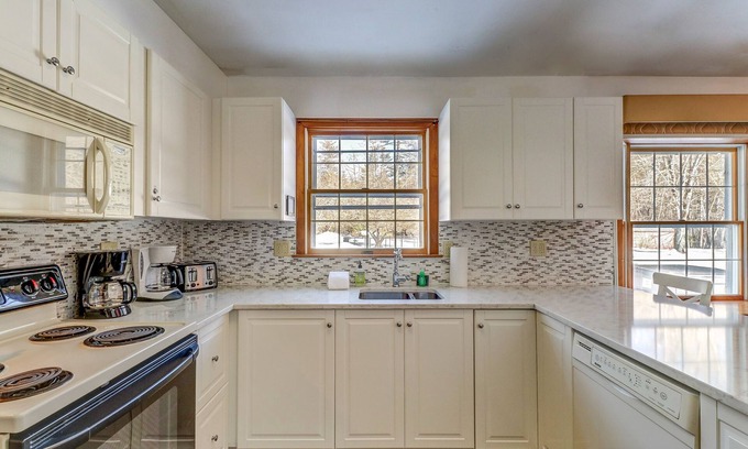 Ludlow House | Spacious home with WiFi, Private Pool, & Hot Tub - Near Slopes & Lake