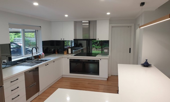 Bright House | Spacious house 2 min walk from town and backs onto Ovens River