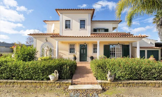 Lagoa e Carvoeiro Villa | Spacious house with beautiful gardens, private pool, pool table and air conditioning.