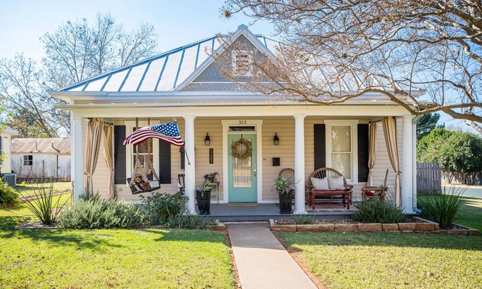Fredericksburg House | Spacious in & outdoor Gastehaus.Great for enjoying the hill country.Walk to Main