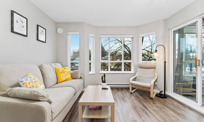 Kitsilano Condo | Spacious Kitsilano Condo with Office