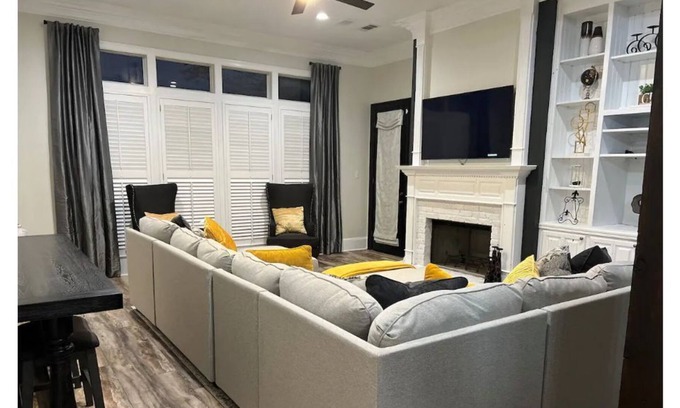 South Baton Rouge House | Spacious Lake View 4 Bedroom Home Cozy Fireplace