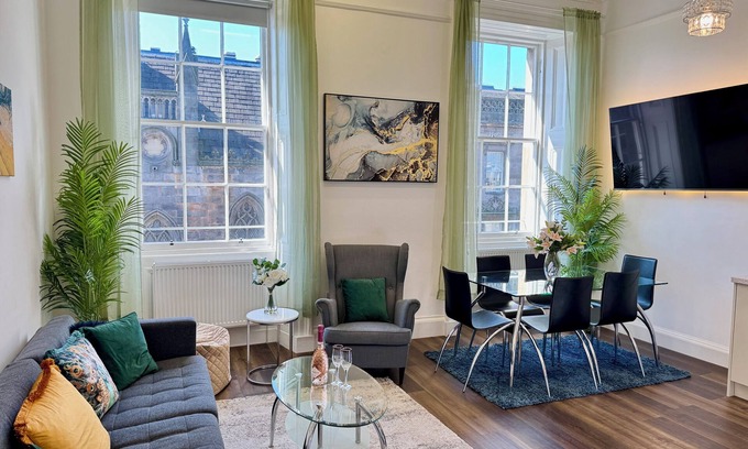 Old Town Apartment | Spacious Luxury 3 bed & 2 Bath - Next to Royal Mile & Edinburgh Castle