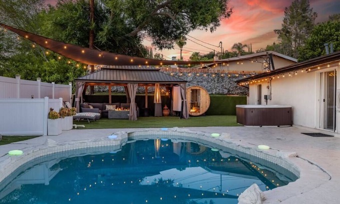 Woodland Hills House | Spacious Luxury 4 bdr, Pool, Hot Tub, Sauna, Patio