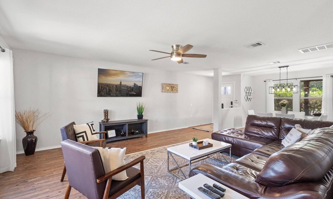 McKinney House | Spacious Luxury Austin Home | 10 min to Downtown and Airport