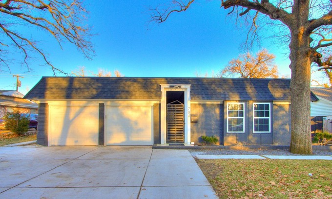 Central Oklahoma City House | Spacious Luxury House w/Pool & GUEST HOUSE 12 min from DOWNTOWN OKC