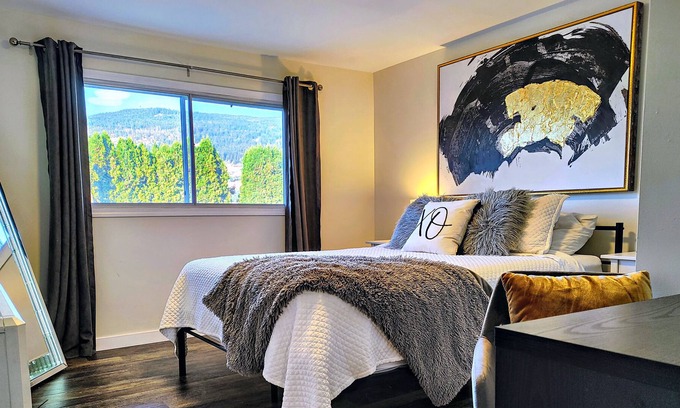 BX House | Spacious Mountain View Modern Guest Suite