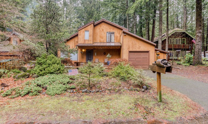 Mount Hood Village Cabin | Spacious Mt. Hood lodge with shared pool, private backyard and private hot tub
