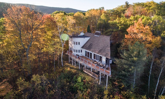 Campton House | Spacious Mtn Top Contemporary - Spectacular Views - in Waterville Estates