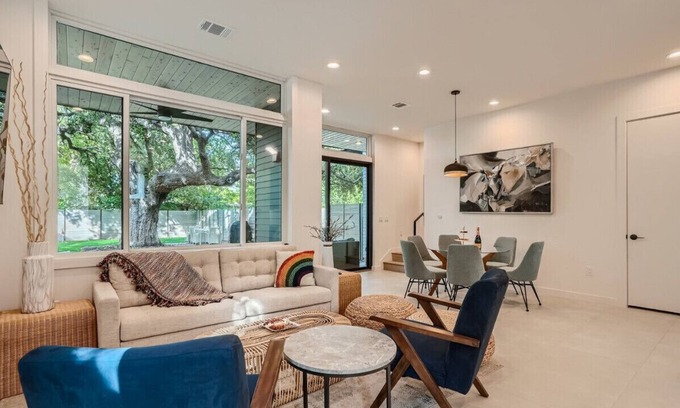 South Manchaca House | Spacious New Build / Group Retreat / Bocci Ball Court!