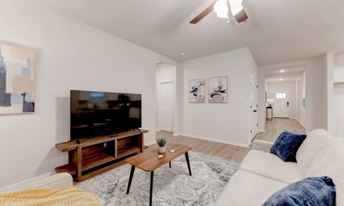 Temple House | Spacious Oasis in West Temple
