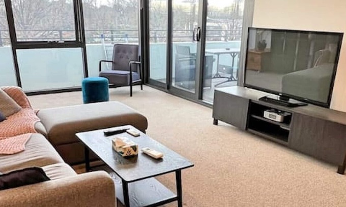 Dickson Apartment | Spacious & Open 2 bd 2bth 2crsp apt - Dickson CBD