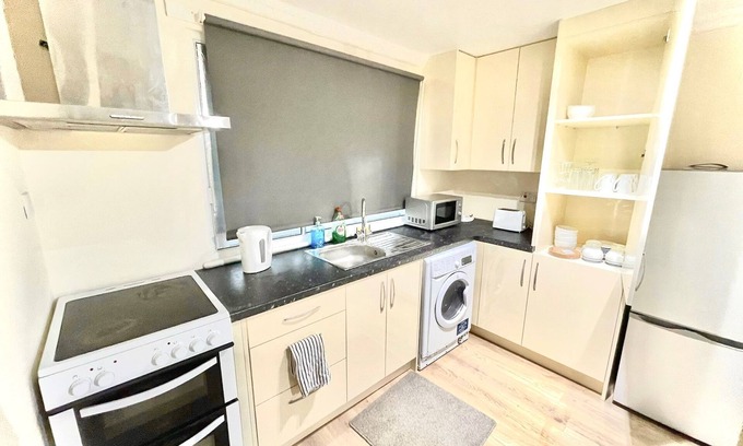 Hounslow Heath Apartment | Spacious & Pristine Ground Floor flat Nr. Heathrow