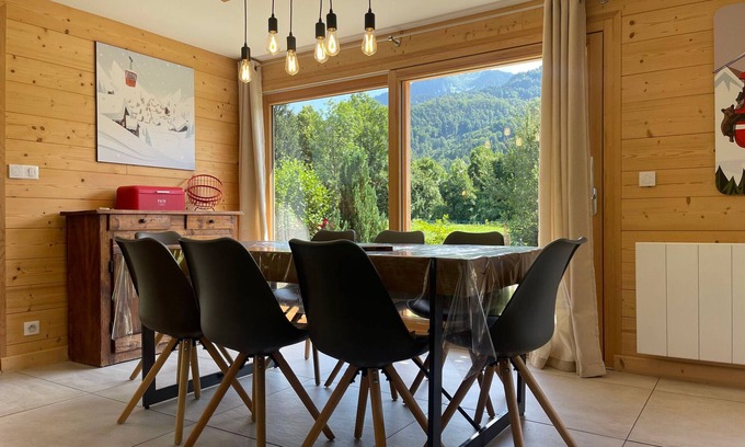 Samoens Ski Chalet | Spacious Renovated Chalet Near Shops, Ski Bus & Lake! Sleeps 8, Pet-Friendly, Garage Included