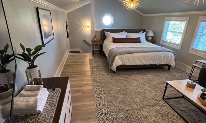 Freetown - Port Rico House | Spacious Retreat for Large Groups
