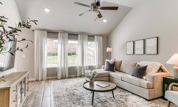 Broken Arrow House | Spacious Retreat with Vaulted Ceilings & Primary Suite!