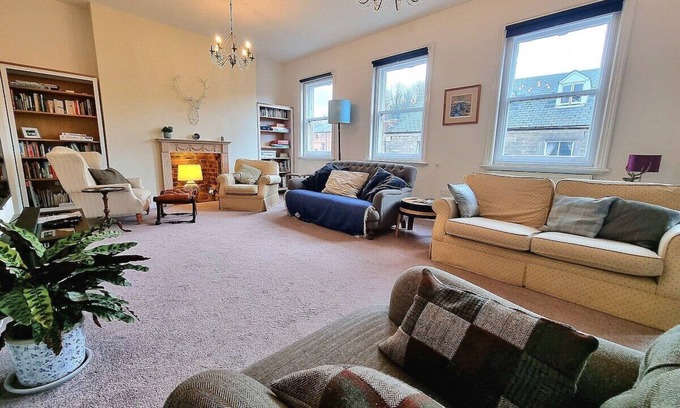 Matlock House | Spacious Retreat with River Views n/Peak District