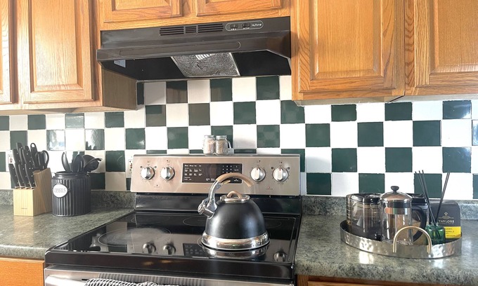 Mattapan Apartment | Spacious Retro Three Bedroom Hilltop Getaway- Inquire for Discount
