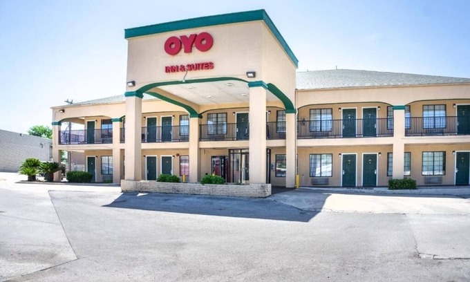 San Antonio Hotel | Spacious Room Close to Six Flags & River Walk Parking Included