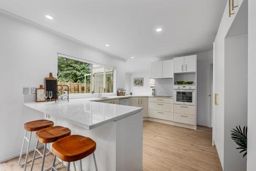 Browns Bay House | Spacious room in Browns Bay