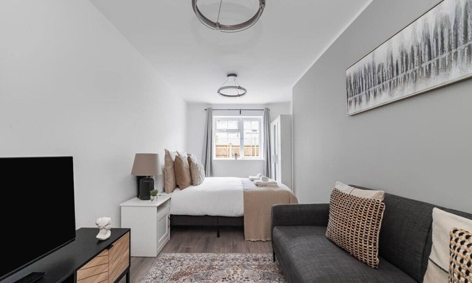 Merton Apartment | Spacious Room In Morden