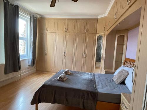 North Finchley House | Spacious Room In North London