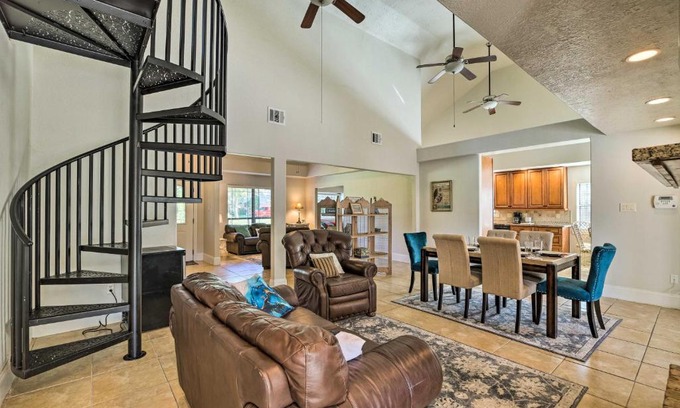 El Lago House | Spacious Seabrook Home with Patio 1 Mi to Beach!