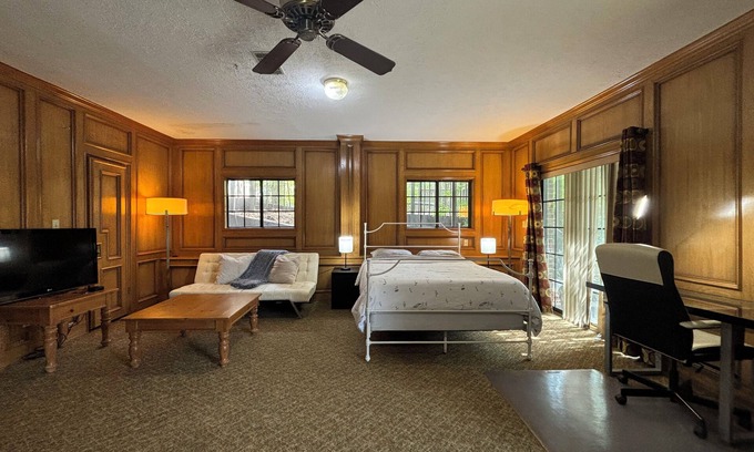 Austin Apartment | Spacious Studio Mins To Downtown Austin, UT, Zilker Park, Barton Springs