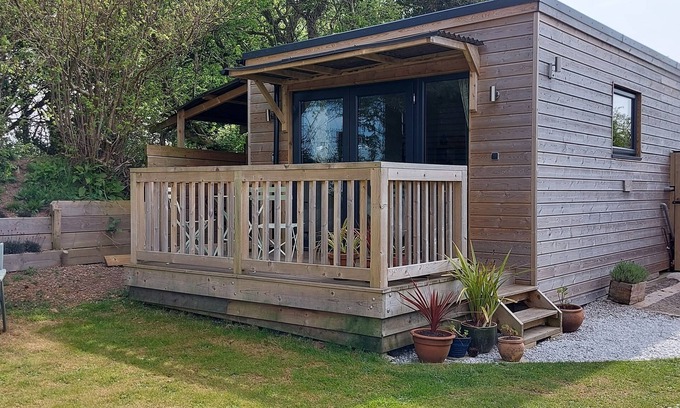 Duloe Cabin | Spacious, stylish hideaway in SE Cornwall - 10mins from the beach!