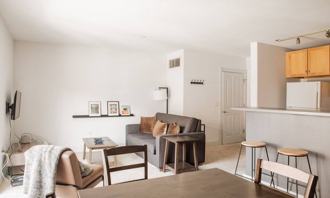 Historic Third Ward Apartment | Spacious Third Ward Apt Near Summerfest with Balcony