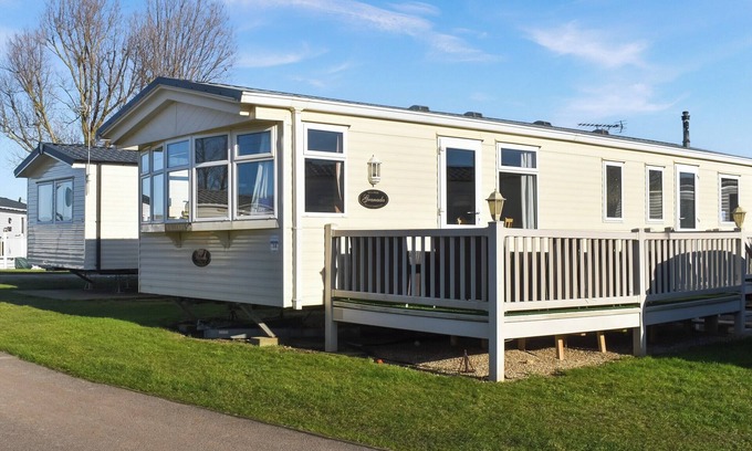 Heacham Cottage | Spacious three-bedroom lodge at Parkdean Resort, Heacham.