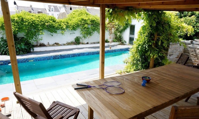 Plymouth House | Spacious Town House with Swimming Pool