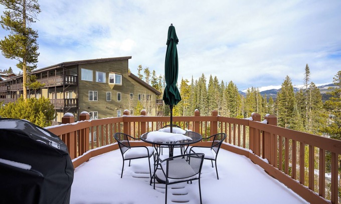 Bear Crossing House | Spacious townhouse w/hot tub & balcony