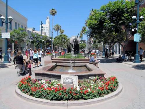 Pico Apartment | Spacious Two Bedroom in Santa Monica