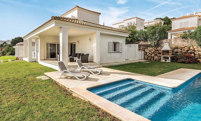 Coves Noves Villa | Spacious villa with great views over the town
