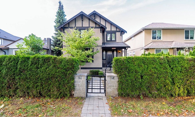 Kitsilano House | Spacious Vancouver 4BR 4.5BA Pool & Casino Setup