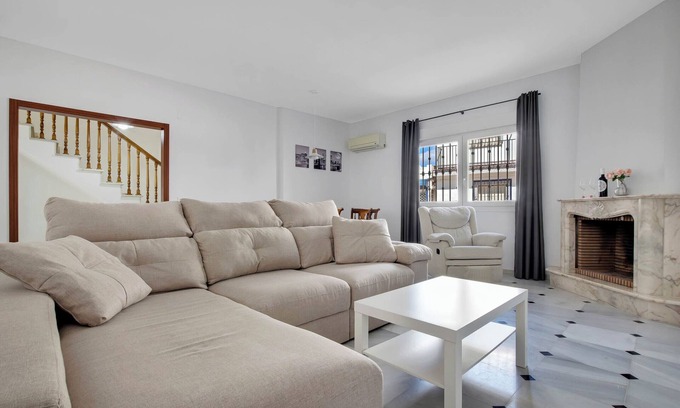 Churriana Ski Chalet | Spacious villa 5 min from the airport. Ideal for families and large groups