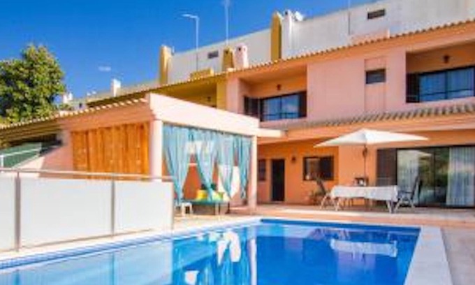 Urbanizacao dos Calicos Villa | Spacious Villa near Old Town, Private Pool, not overlooked, BBQ, Super-Fast WiFi