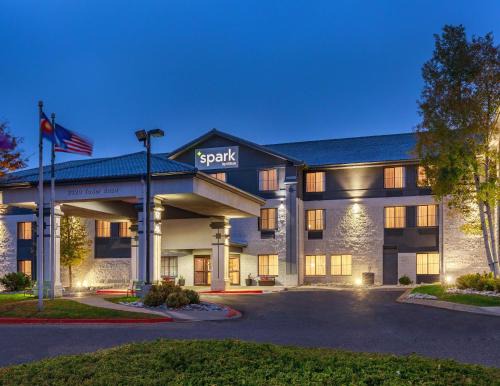 Dupont Hotel | Spark by Hilton Denver International Airport