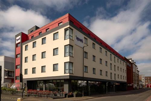 Luton Hotel | Spark by Hilton Luton