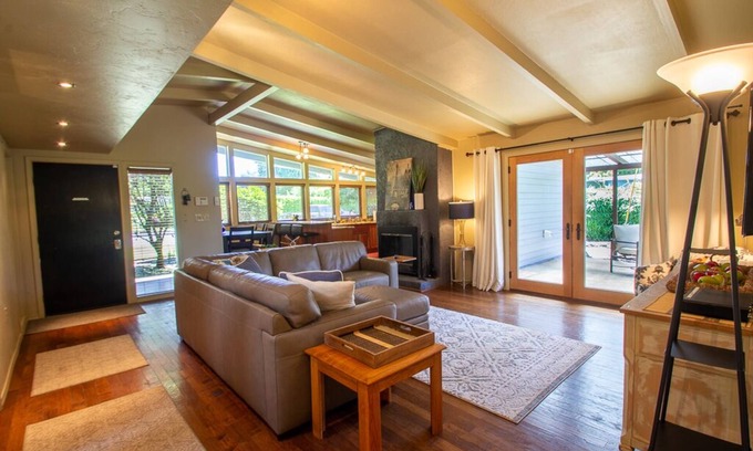 Eugene House | Sparkling Clean Mid Century Modern Home in Ferry Street Bridge Area
