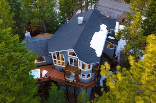 Truckee House | Sparrow by AvantStay Modern Mountain Retreat w Hot Tub Pool Table Games
