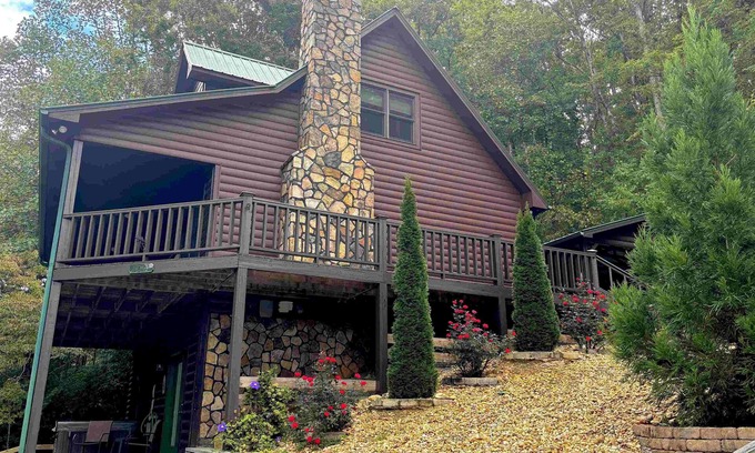 Young Harris Cabin | Special $100 Discount, 4/3 on a Byers Creek,Hot Tub
