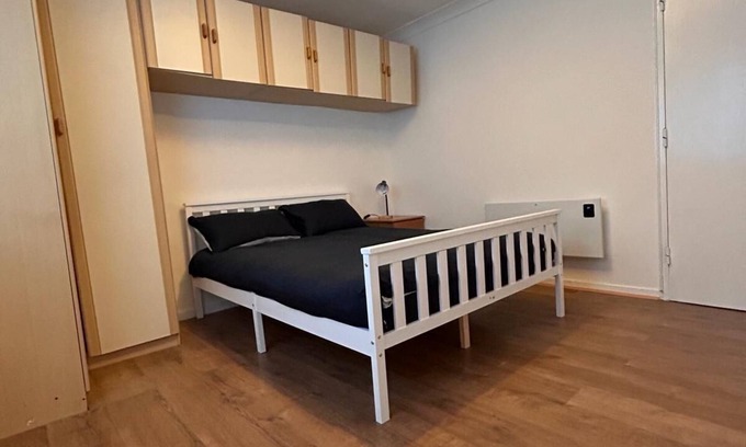 Whalebone Apartment | Specious 1 Bed flat in east London with Parking and free wifi